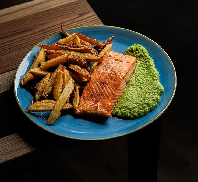 Salmone con crema di piselli
