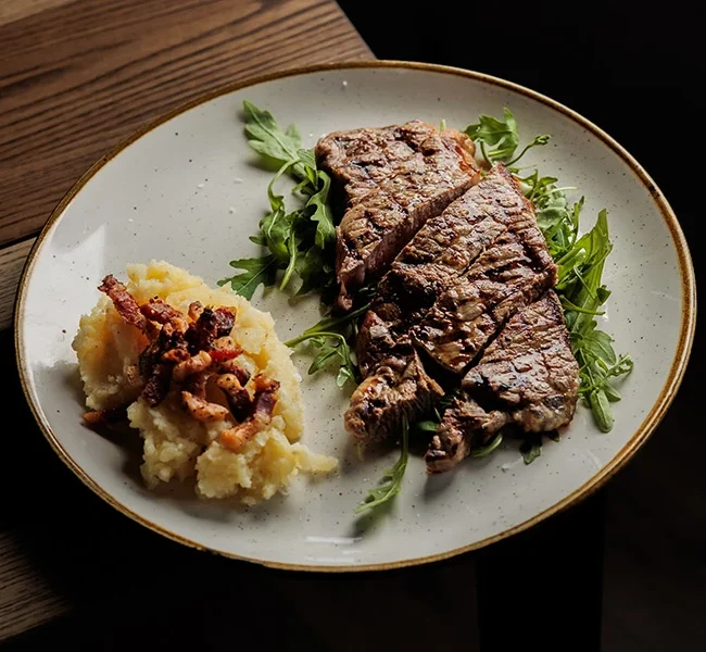 Tagliata di manzo con purè di patate e guanciale